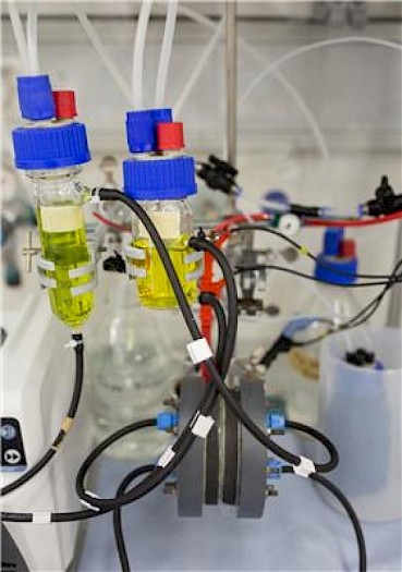 Installazione di laboratorio di una batteria redox a flusso con la membrana idrofobica
