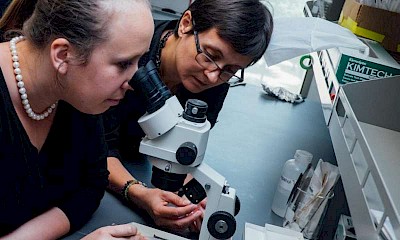 Immagine - 2 - Eteri Svanidze (a sinistra) ed Emilia Morosan. Credit: Jeff Fitlow/Rice University