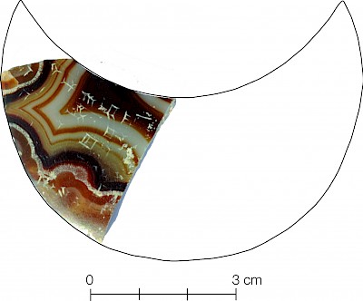 Crescente lunare in agata muschiata con iscrizione cuneiforme, conservato presso la Superintendence of Cultural Heritage, Malta. (foto Missione Archeologica Italiana a Malta).