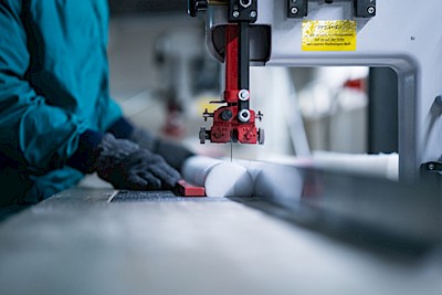 Marius Simonsen, viene effettuato il taglio di un campione di ghiaccio nel laboratorio AWI