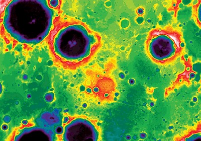 Fig. 1 B - Immagine del South Pole-Aitken Basin della Luna ottenuta con il Lunar Orbiter Laser Altimeter, l’ “Ammasso Mafico” è situato al centro (colorato in rosso). Credits: NASA/Goddard/ASU/MIT/Brown University