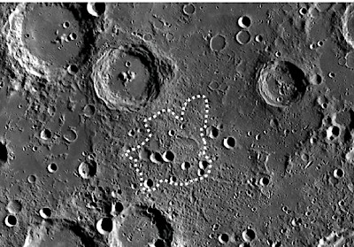 Fig. 1 A - In alto, immagine del South Pole-Aitken Basin della Luna, ottenuta dal Lunar Reconnisant Orbiter (Credits: NASA/Goddard/Arizona State University);