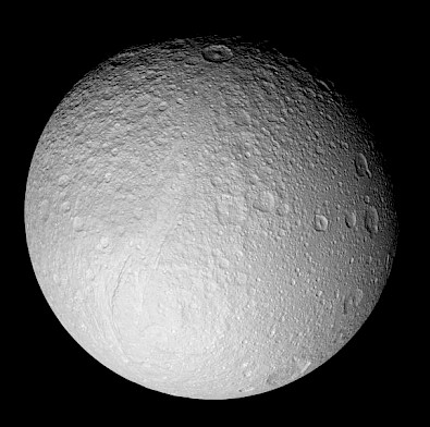 La luna di Saturno Tethys. Credit: NASA