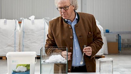 Una super-spugna assorbe il petrolio sversato in mare