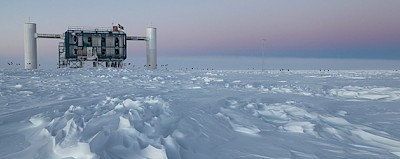 Immagine - L'osservatorio IceCube in Antartide. Credit image: S. Lidstrom/NSF