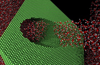 Istantanea di una simulazione di dinamica molecolare di acqua (ossigeni in rosso e idrogeni in bianco) in un nanoporo idrofobico (verde): la vista in sezione scomposta permette di osservare la formazione di una nanobolla all'interno del poro.