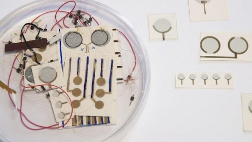 I NUOVI ELETTRODI TATUABILI SUL CORPO CON INCHIOSTRI BIOCOMPATIBILI