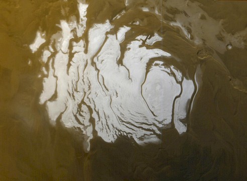 Calotta polare sud di Marte, come vista dalla sonda Mars Global Surveyor. Al di sotto, sappiamo che esiste un lago di acqua liquida. Credits: NASA/JPL/MSSS