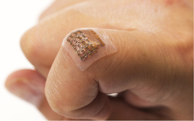 Immagine - il cerotto a ultrasuoni rileva la pressione sanguigna in un’arteria profonda o in una vena. Credits: via Chonghe Wang/Nature Biomedical Engineering