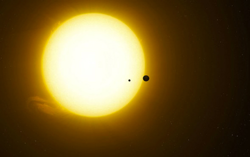 Immagine - rappresentazione artistica dell'esopianeta Kepler-1625 B mentre transita davanti alla sua Stella seguito dalla probabile esoluna. Credit: Courtesy of Dan Durda.