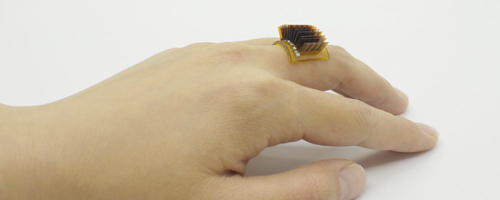 Immagine - Il dispositivo termoelettrico indossabile come un anello. (Credit: Xiao Lab)