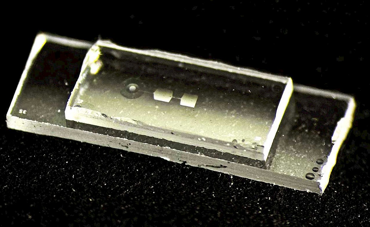 Realizzato chip quantistico in cui la memoria vibra come le corde di una chitarra?