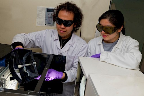(Da sinistra a destra) Ariffin Bin Mohamad Annuar e Ji woo Park mentre eseguono esperimenti in laboratorio. Credits: Michael Webb