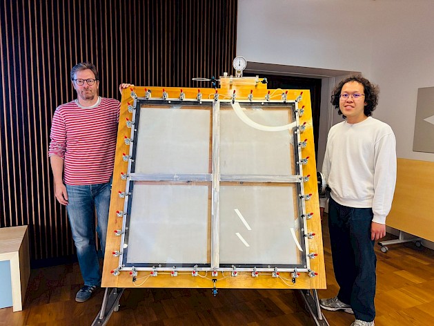 (da sx a dx) Erwin Reisner e Ariffin Bin Mohamad Annuar con il foto-reattore su larga scala utilizzato per gli esperimenti di fotoriformazione su 1 m2. Credit: Ji woo Park