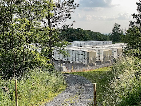 Moduli di batterie al litio ferro fosfato contenuti all'interno di container installati presso il sistema di accumulo energetico Beech Ridge in West Virginia. Credits By Z22 - Own work, CC BY-SA 4.0, https://commons.wikimedia.org/w/index.php?curid=133273558