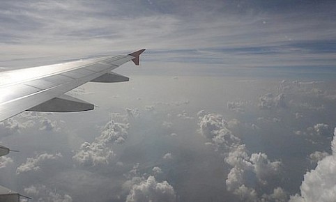 Ala di un Airbus A320 tra le nuvole - Autore Prateek Karandikar, CC BY-SA 4.0, via Wikimedia Commons.