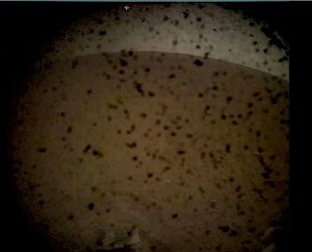 Immagine 2 - La prima fotografia scattata dal lander Mars InSight mostra la superficie rocciosa di Marte, si può notare in primo piano la polvere che si è depositata sulle lenti della telecamera a seguito dell’atterraggio del lander. Credits: NASA/JPL-Caltech