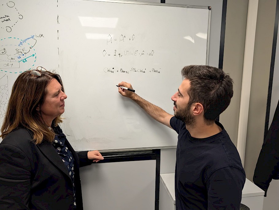 Isabella Daidone a sinistra e Gianluca Dell'Orletta a destra che discutono della reazione di separazione di carica e dei metodi da applicare. Università degli studi dell'Aquila