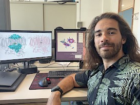 Matteo Capone mentre analizza i risultati sul ruolo del solvente e della proteina sulla prima separazione di carica nel fotosistema-II. CNR-NANO sede S3 di Modena